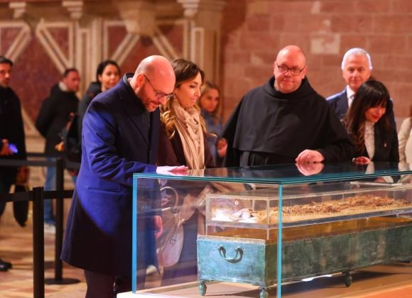 ___ACPH7495 copia IL PRESIDENTE DELLA CAMERA LORENZO FONTANA, LA VICEPRESIDENTE DEL SENATO MARIA DOMENICA CASTELLONE, IL PRESIDENTE DEL COMITATO DAVIDE RONDONI E RAPPRESENTANTI DELLE ISTITUZIONI CIVILE E RELIGIOSE IN VISITA ALL’OSTENSIONE