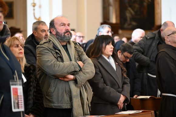 Assisi_S_M_Degli_Angeli_aperto_i_Centenario_del_Transito_10-1-26_PH_G_Belfiore_DSC_5078_20704201-1768068102034 Inaugurato l’anno del Transito di San Francesco, al via le celebrazioni solenni per gli 800 anni dalla morte del Poverello. Il rito
