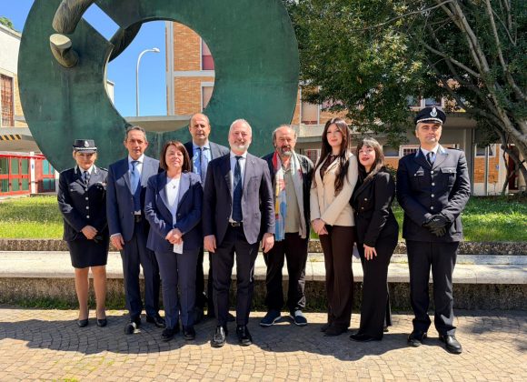 VISITA ISTITUZIONALE DEL PRESIDENTE DAVIDE RONDONI E DEL SOTTOSEGRETARIO ANDREA OSTELLARI ALLA CASA CIRCONDARIALE DI REBIBBIA PER IL PROGETTO “LABORATORIO DI POESIA E ARTE IN CARCERE E A SCUOLA”