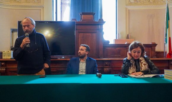 Presentate le iniziative in occasione della celebrazione dell’ottavo centenario della morte di San Francesco alla presenza del direttore artistico della Scuola internazionale di teatro dei giullari David Riondino