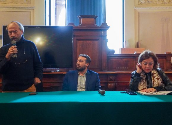 Presentate le iniziative in occasione della celebrazione dell’ottavo centenario della morte di San Francesco alla presenza del direttore artistico della Scuola internazionale di teatro dei giullari David Riondino